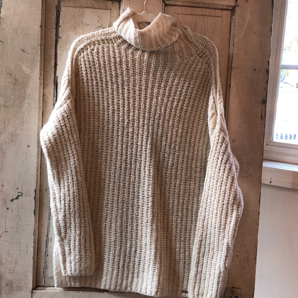 EUC Abercrombie tunic style cream colored sweater